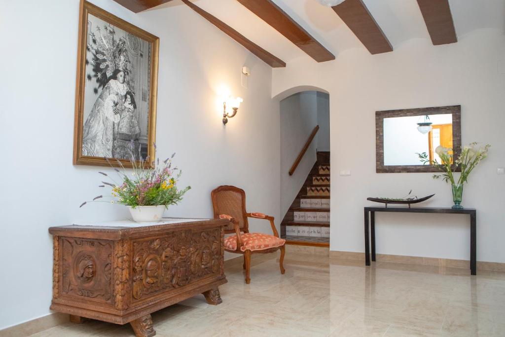 uma sala de estar com um armário de madeira e uma cadeira em Casa rural RIUIVIU em Biar
