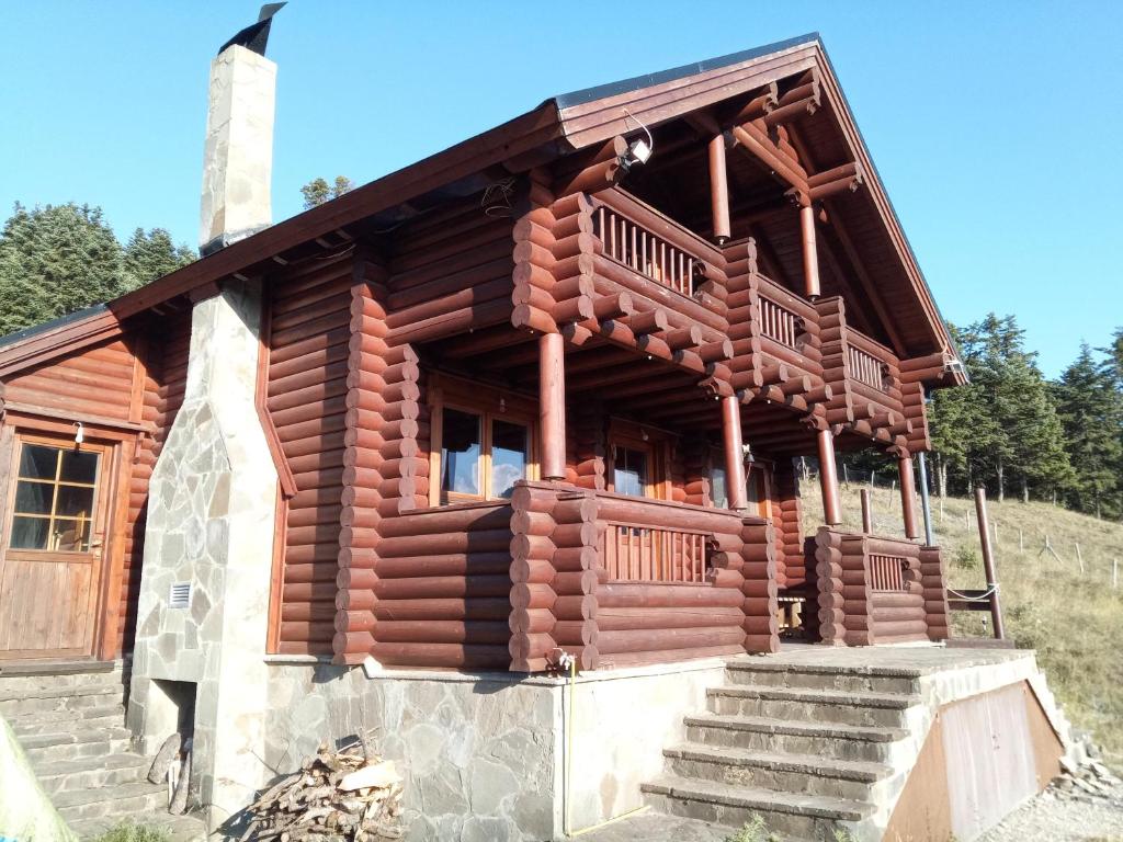 una cabaña de madera con escaleras delante en Katafygio Chalet, Krikello, en Kríkellon