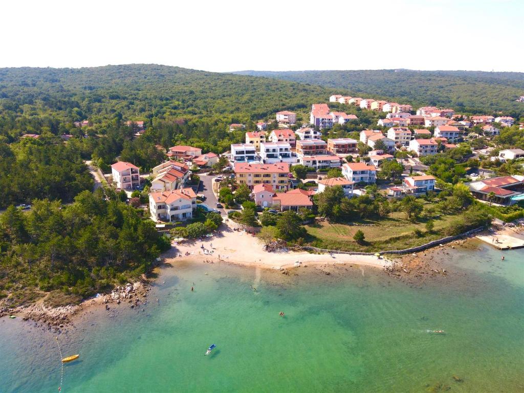 widok z lotu ptaka na ośrodek wypoczynkowy na plaży w obiekcie Villa Dama w mieście Dobrinj