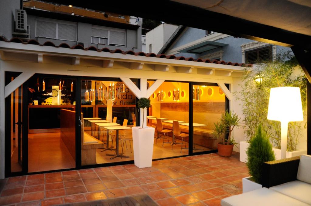 Reštaurácia alebo iné gastronomické zariadenie v ubytovaní Hotel Domus