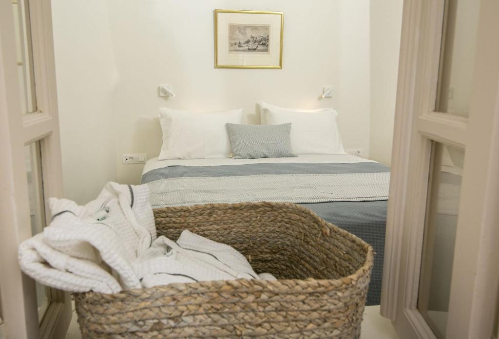 Lova arba lovos apgyvendinimo įstaigoje Elegant Santorini Villa Villa Mariniou Private Hot Tub Air Conditioning 2 Bedrooms Oia