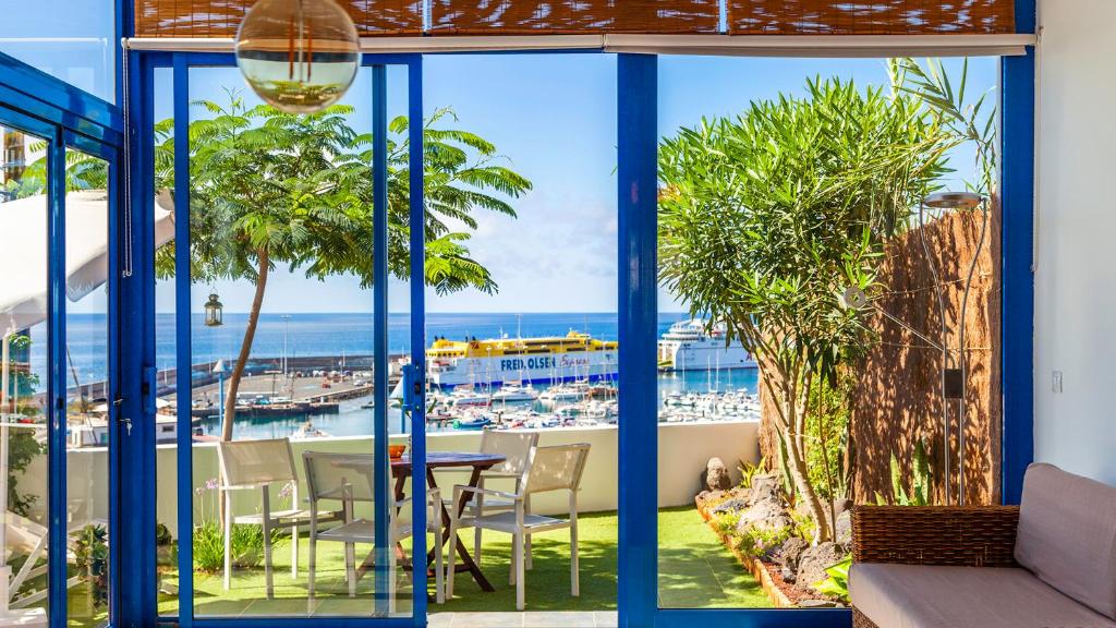モロ・デル・ハブレにあるCasa Tortugaの家のリビングルームから海の景色を望めます。