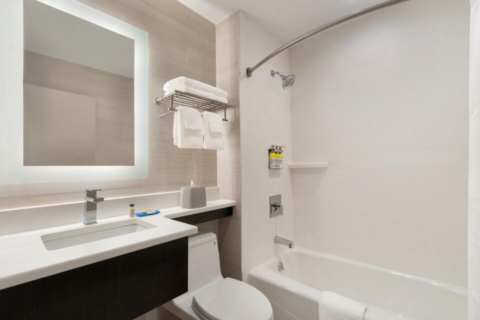 Koupelna v ubytování Holiday Inn Express - Jamaica - JFK AirTrain - NYC by IHG