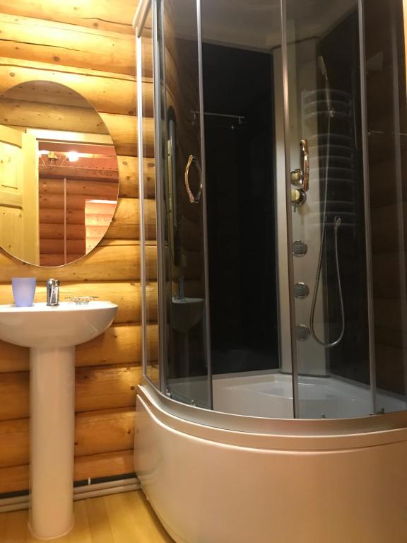 Koupelna v ubytování Cottage PolyaNitsa окремий котедж з каміном