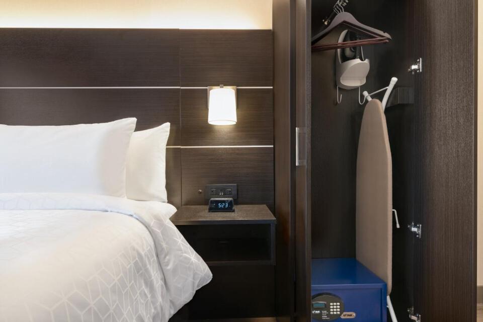 Postel nebo postele na pokoji v ubytování Holiday Inn Express - Jamaica - JFK AirTrain - NYC by IHG