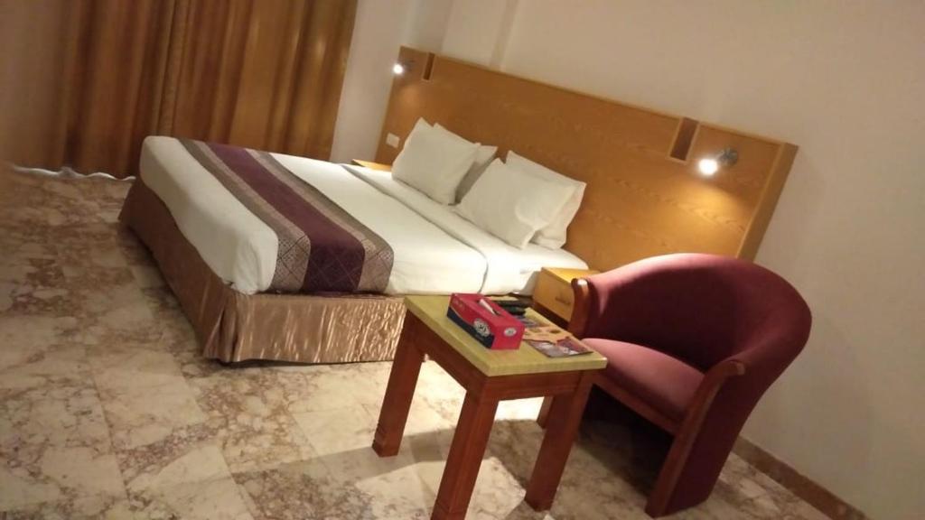Postel nebo postele na pokoji v ubytování Al Reef Hotel