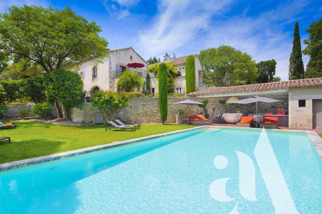 Bild eines Pools vor einem Haus in der Unterkunft Mas de L'Amarine in Saint-Rémy-de-Provence