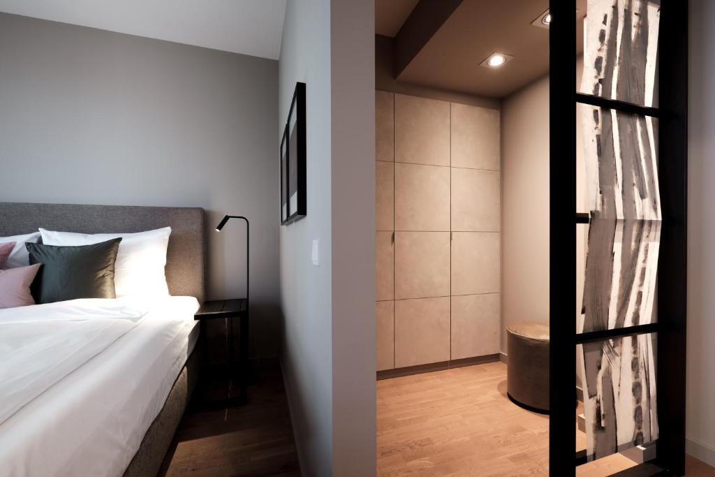 Postel nebo postele na pokoji v ubytování SAXX Hotel "Am Theater Karree"
