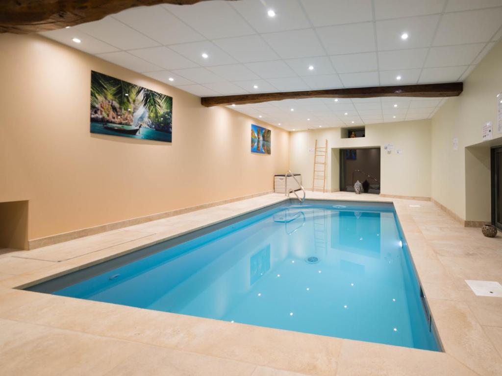 Gite du Château avec piscine intérieure privative, Lournand – Tarifs 2024