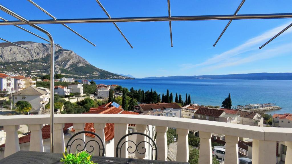 - Balcón con vistas a la ciudad y al océano en Apartments DaMa, en Duće