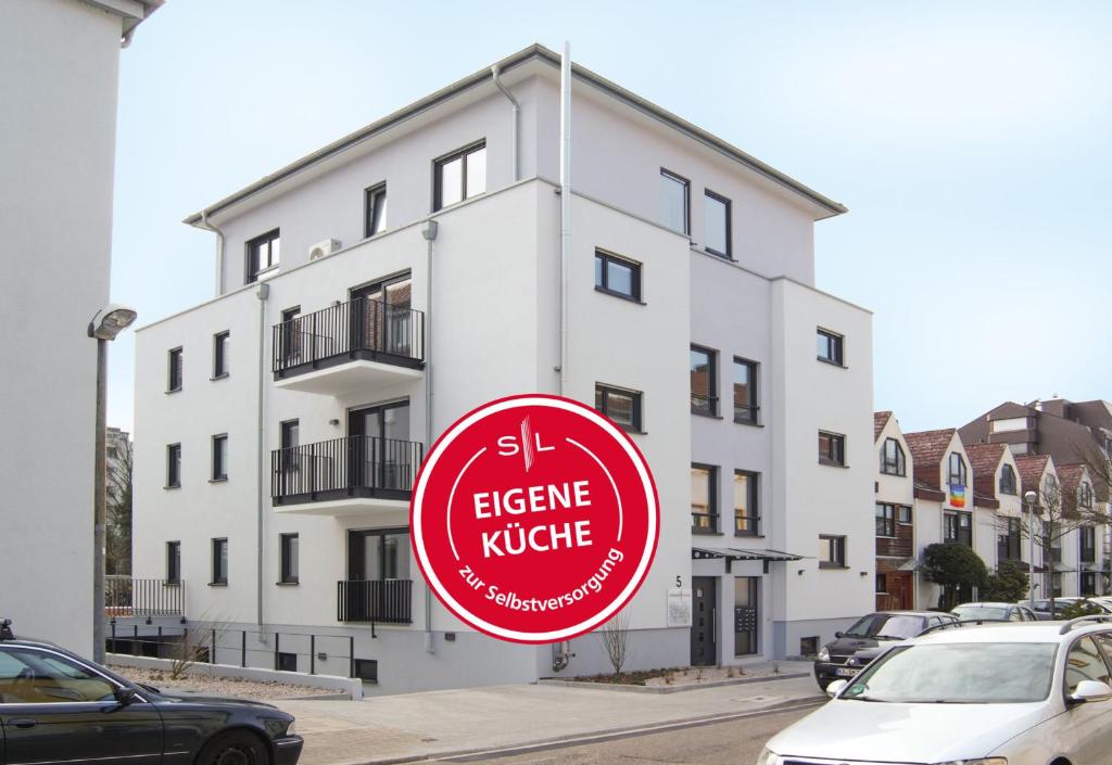 ein Schild vor einem weißen Gebäude in der Unterkunft SEEGER Living Premium West in Karlsruhe