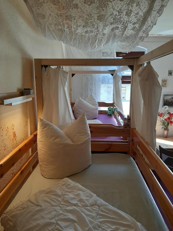 Postel nebo postele na pokoji v ubytování Hostel Lollis Homestay Dresden
