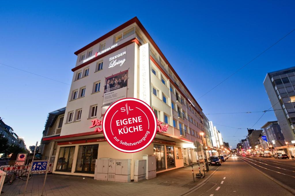 ein Schild an der Seite eines Gebäudes auf einer Straße in der Unterkunft SEEGER Living Comfort Downtown in Karlsruhe