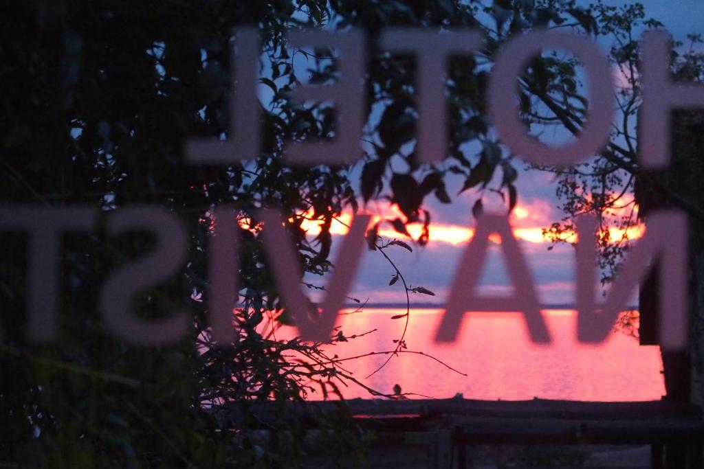 una señal que dice rey fuego con una puesta de sol en el fondo en Hotel Buena Vista Se reserva solo con seña en San Gregorio de Polanco