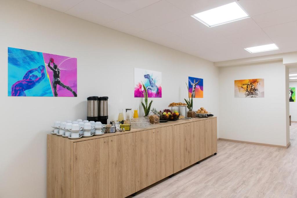 Příslušenství pro přípravu čaje a kávy v ubytování ibis Styles Athens Routes