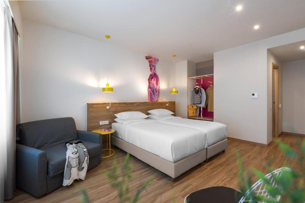 En eller flere senger på et rom på ibis Styles Athens Routes