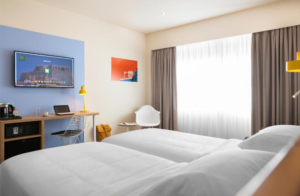Postel nebo postele na pokoji v ubytování ibis Styles Athens Routes