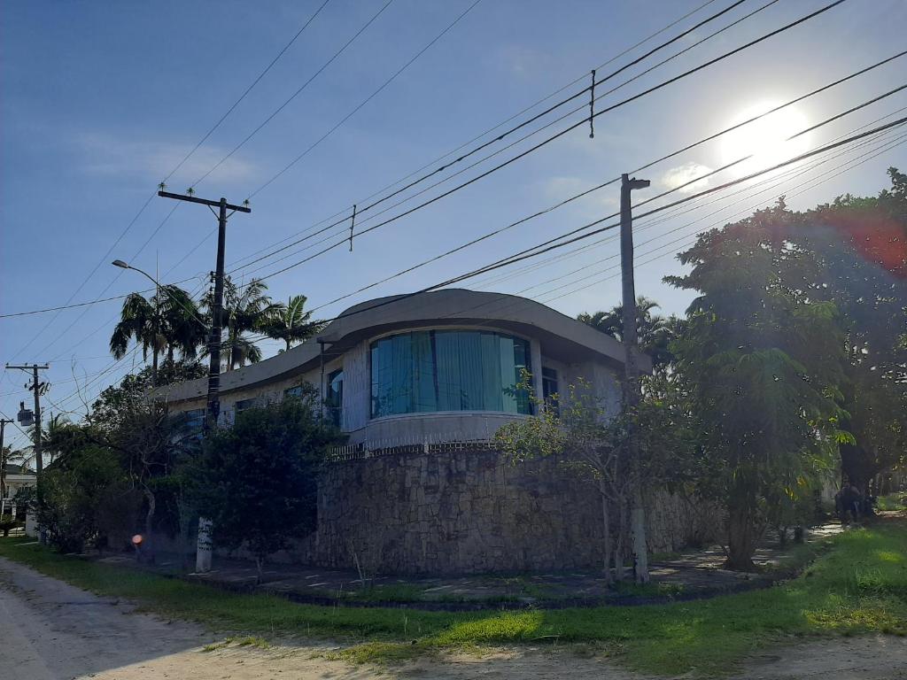 une maison avec une fenêtre sur un mur en pierre dans l'établissement Casa linda na Enseada Guarujá, à São Paulo