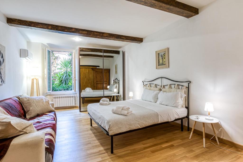 um quarto com uma cama e um sofá em Deluxe Apartment - Campo dei Fiori em Roma