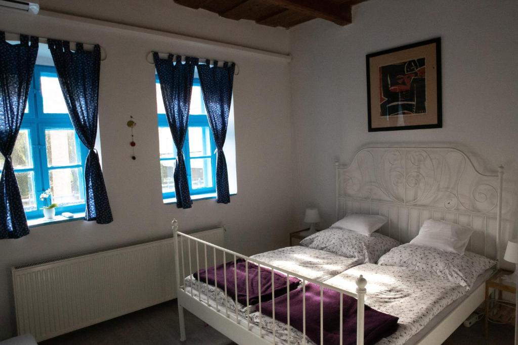 Postel nebo postele na pokoji v ubytování Kékfestő Vendégház