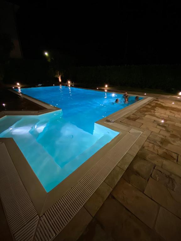 basen w nocy z niebieską wodą w obiekcie B&B La Rosa del Lago w mieście Reno Di Leggiuno