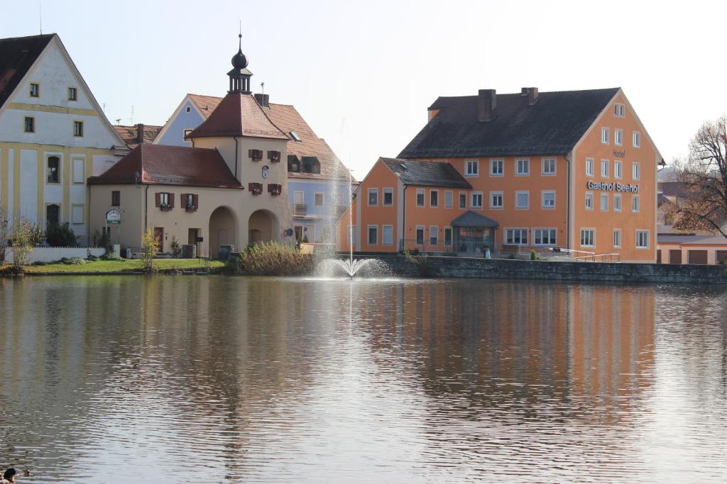Výhled na řeku, která protéká v blízkosti hotelu