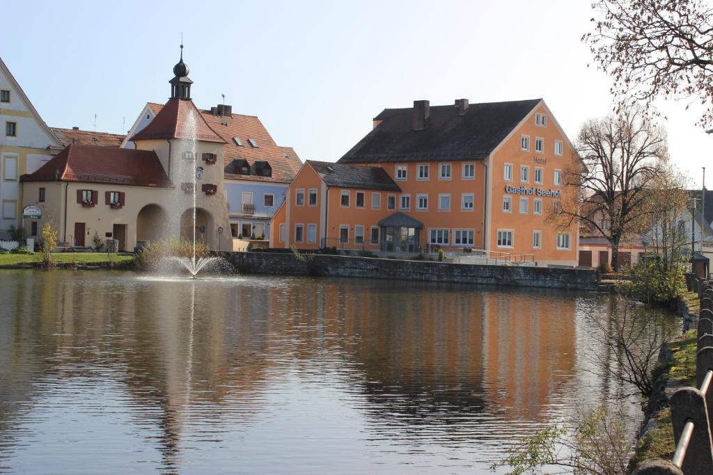Výhled na řeku, která protéká v blízkosti hotelu