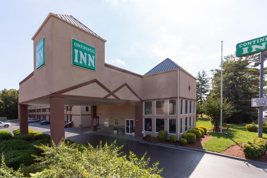 a front view of a hampton inn at Continental Inn - Charlotte in Charlotte