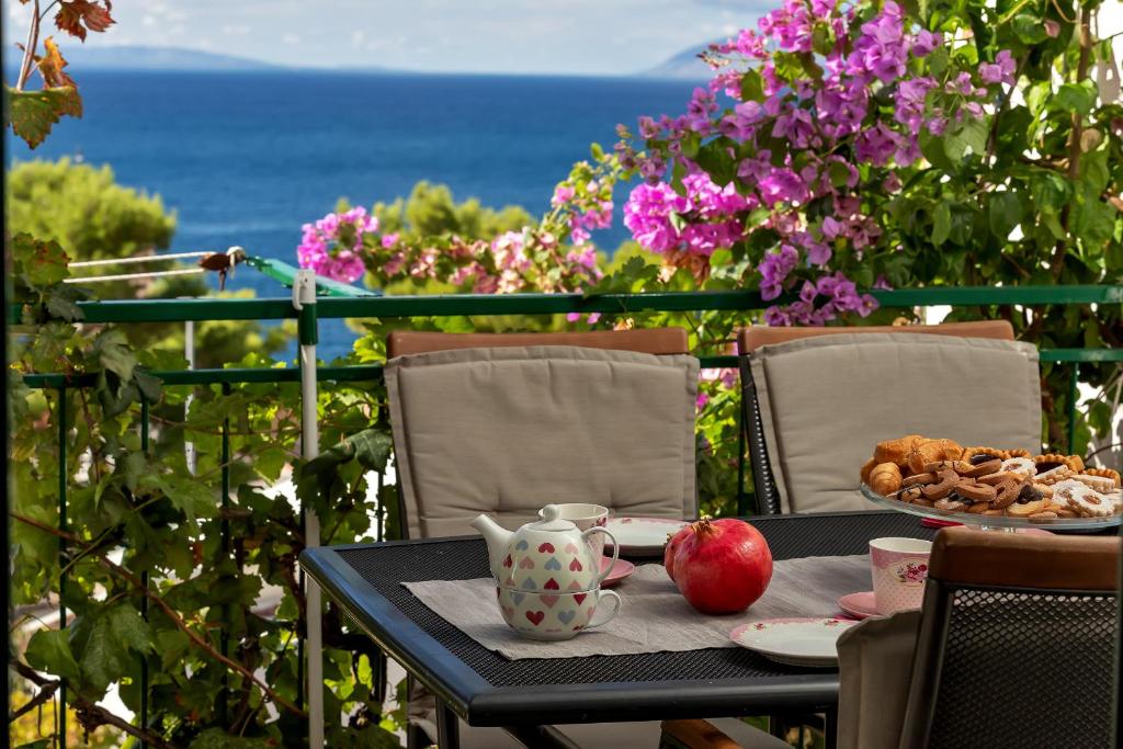 a table with a plate of food and an apple at Apartmani Antonela in Drasnice