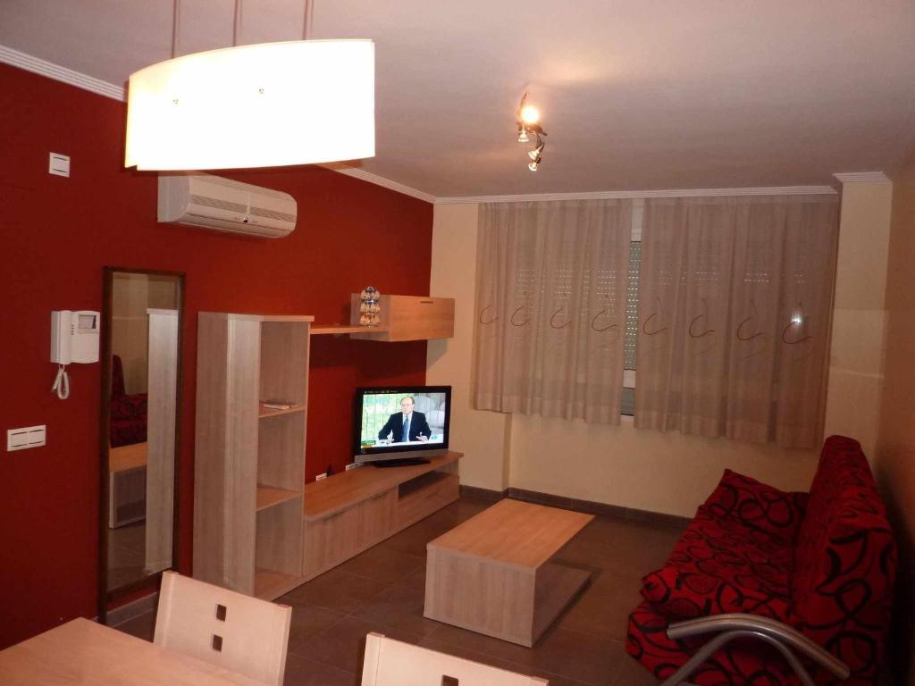 ein Wohnzimmer mit einem TV im Zimmer in der Unterkunft Mediterrania Jaime in Puerto de Sagunto