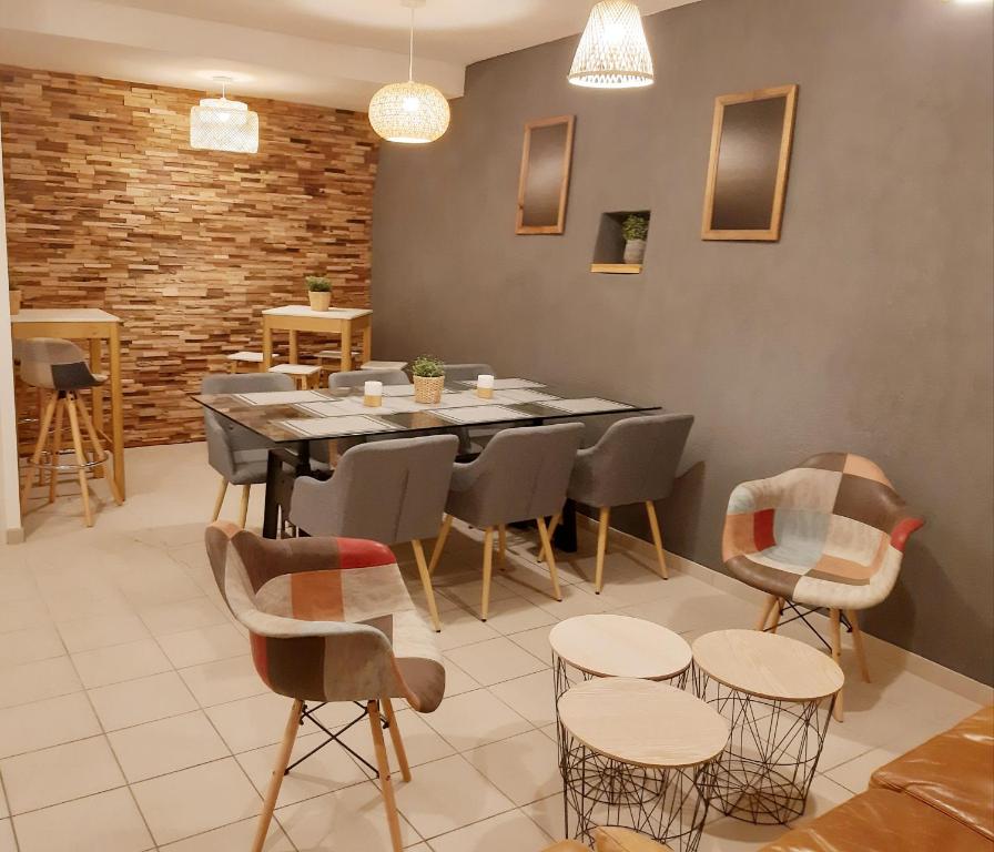 - une salle à manger avec une table et des chaises dans l'établissement A Mi Chemin, à Obernai