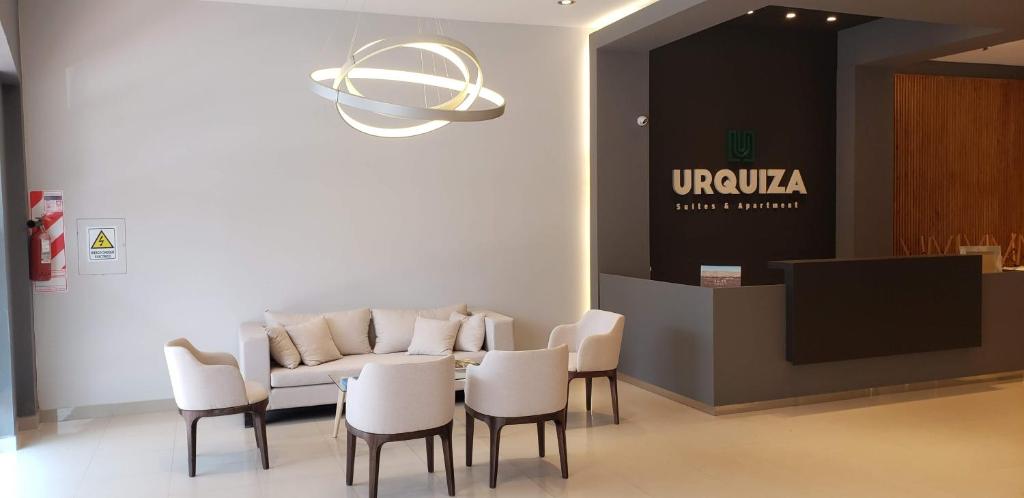 Area lounge atau bar di Urquiza Suites Salta