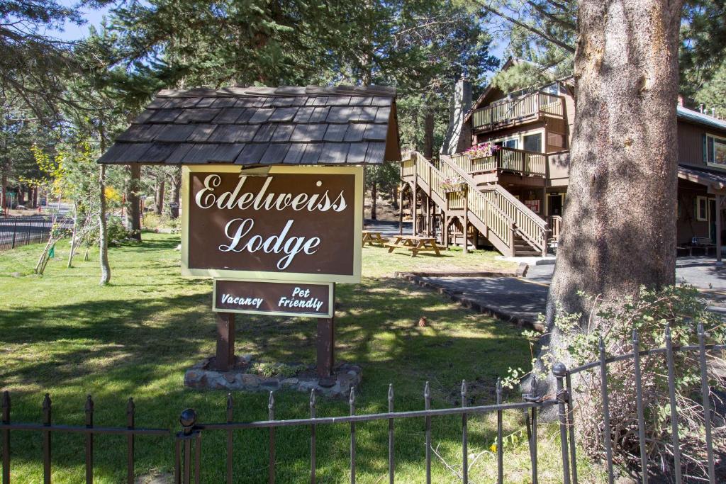 un cartello di fronte a una casa di Edelweiss Lodge a Mammoth Lakes