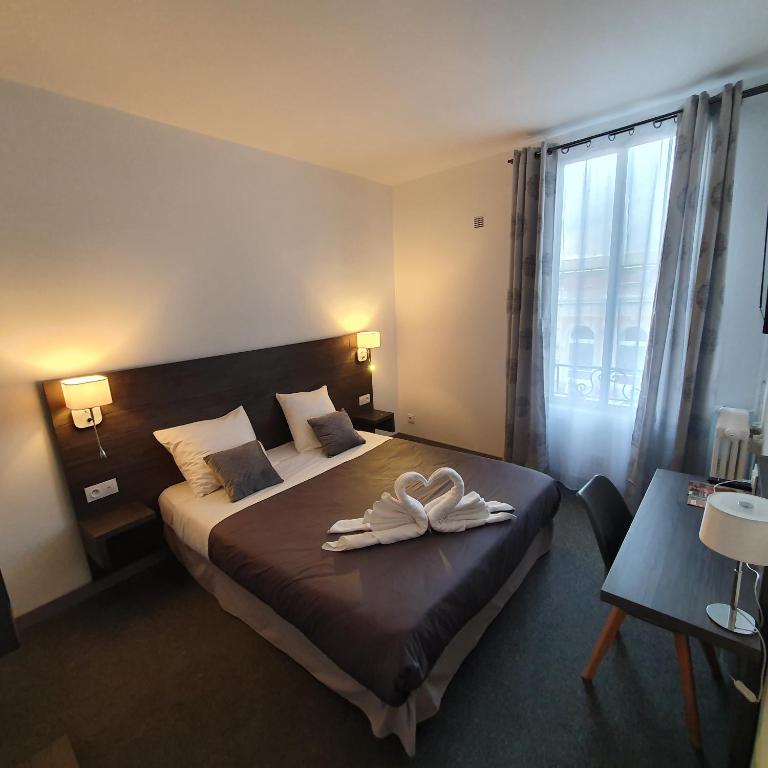 Postel nebo postele na pokoji v ubytování Hôtel L'Alsace-Gare sncf