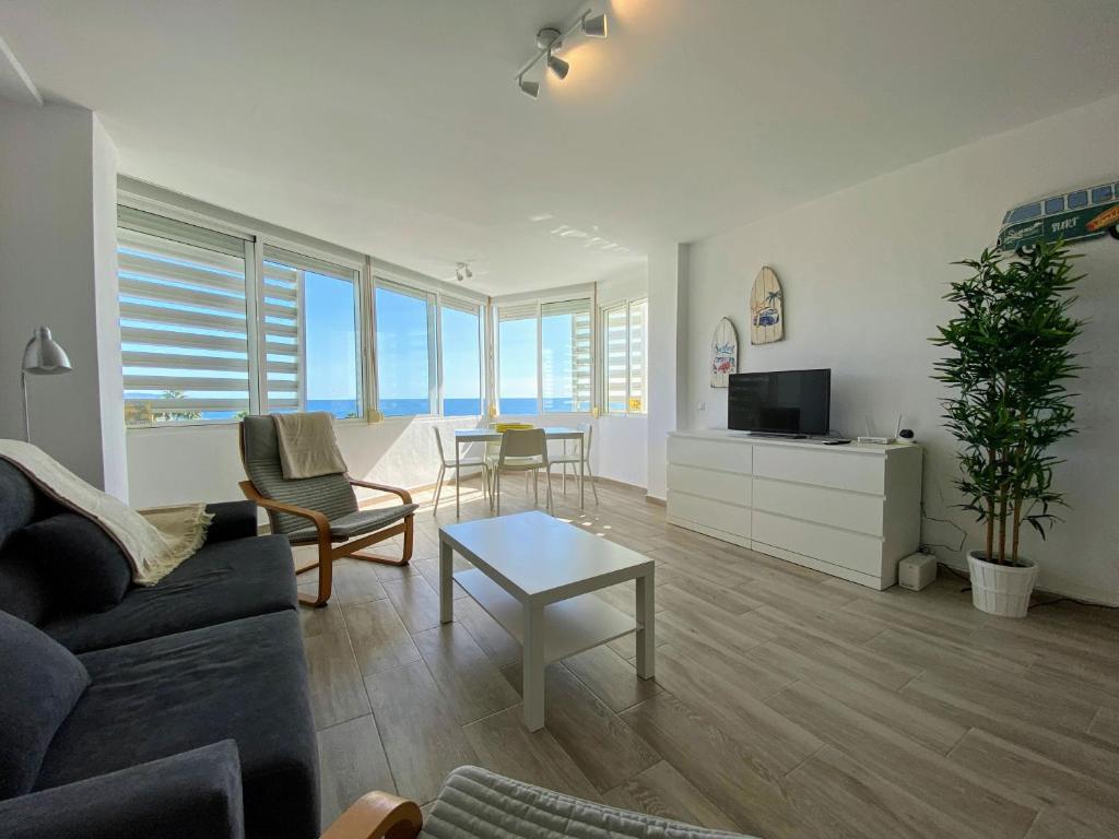 Televízia a/alebo spoločenská miestnosť v ubytovaní Cortijo Blanco Beachfront - EaW Homes