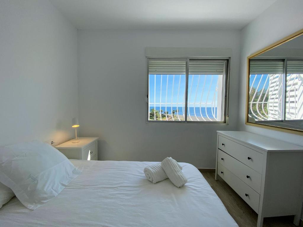 Posteľ alebo postele v izbe v ubytovaní Cortijo Blanco Beachfront - EaW Homes