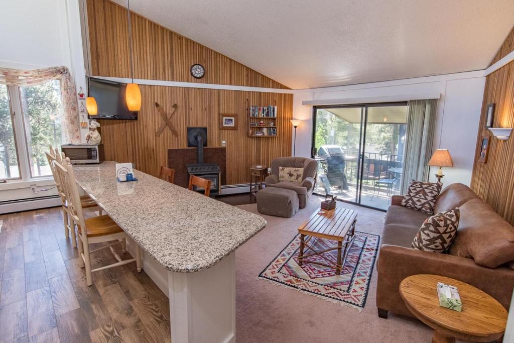 uma sala de estar com uma cozinha e uma sala de estar com uma mesa em Gold Camp C75 em Breckenridge