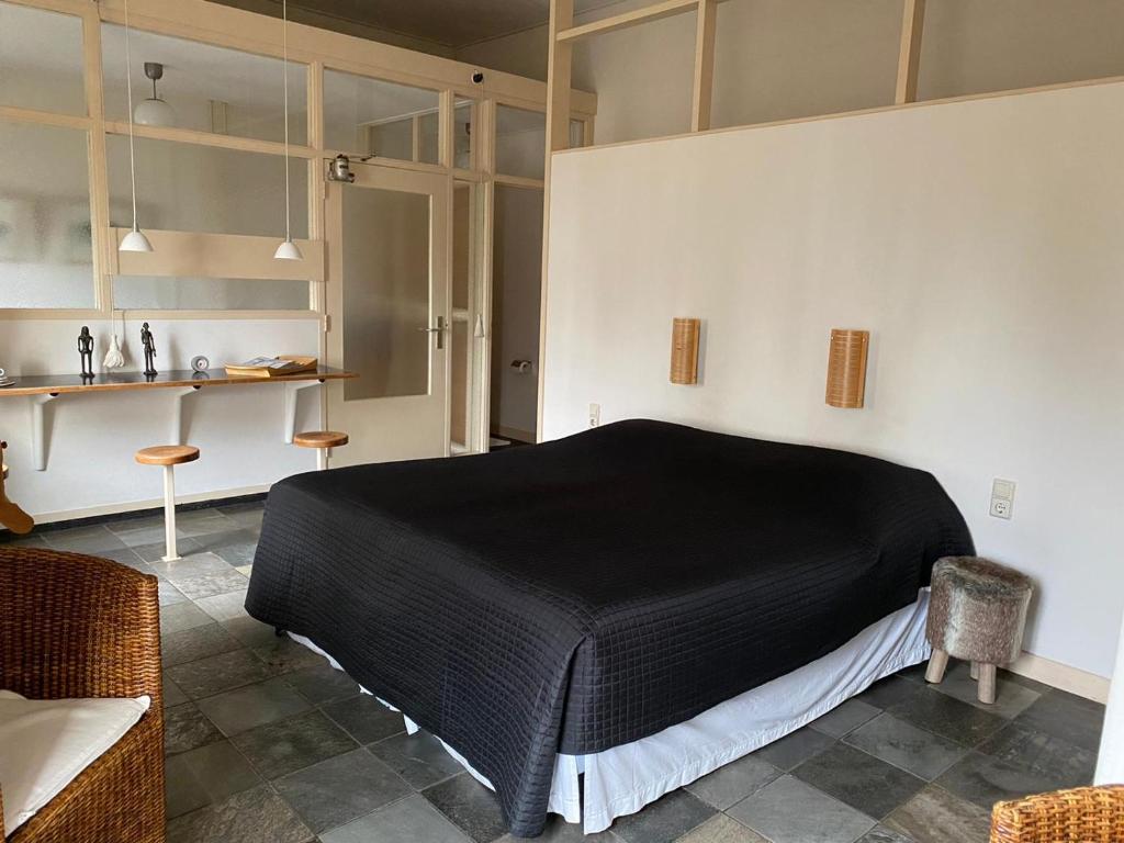 Een bed of bedden in een kamer bij Hotel het Oude Postkantoor