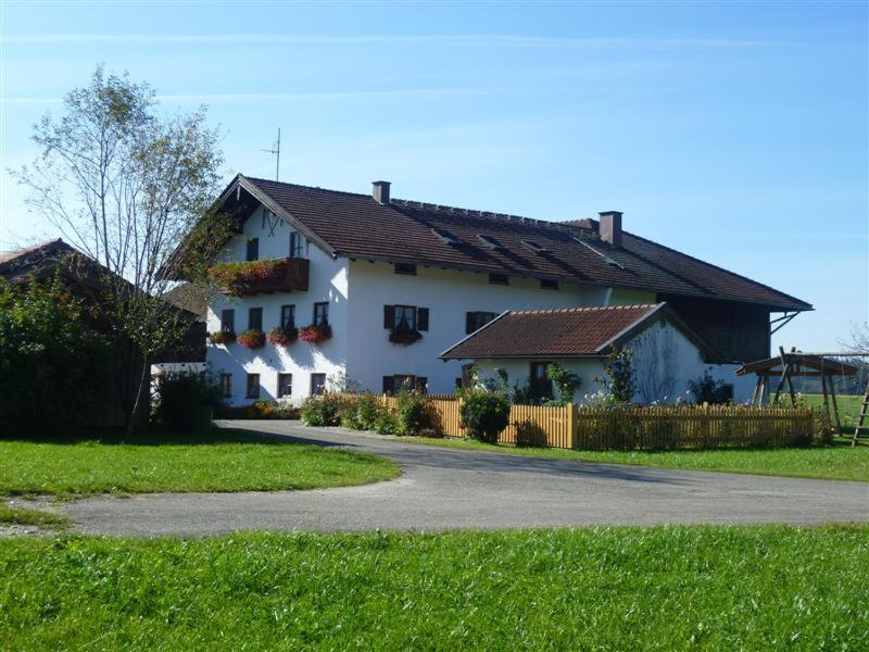une grande maison blanche avec une allée. dans l'établissement Beim Appertinger, à Truchtlaching