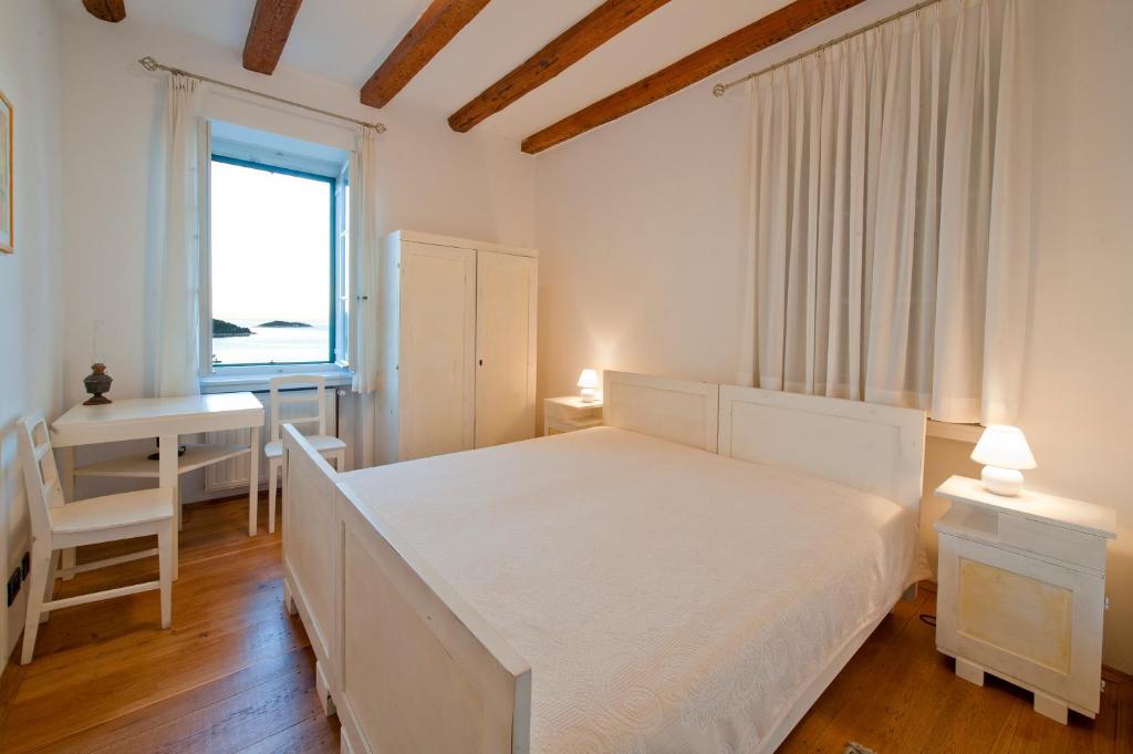 Postel nebo postele na pokoji v ubytování Villa Tangerine Vis