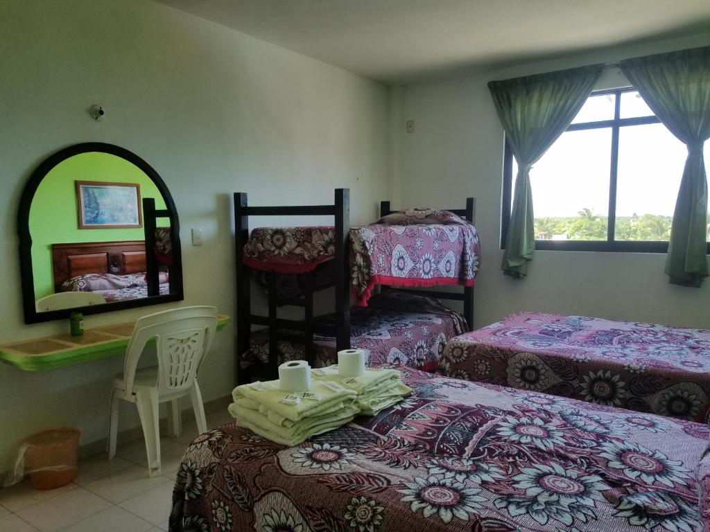 Postel nebo postele na pokoji v ubytování Hotel Real del Quijote a sólo 50 metros de la playa
