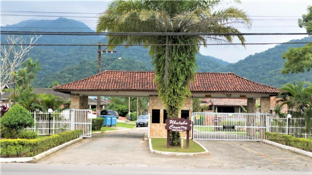  Casa em Ubatuba - Condomínio com acesso ao Rio Grande