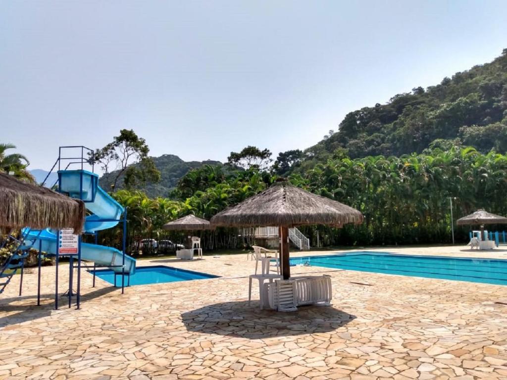  Casa em Ubatuba - Condomínio com acesso ao Rio Grande