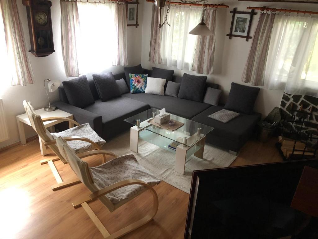 uma sala de estar com um sofá e uma mesa em Útulná chaloupka v Krkonoších em Vysoké nad Jizerou