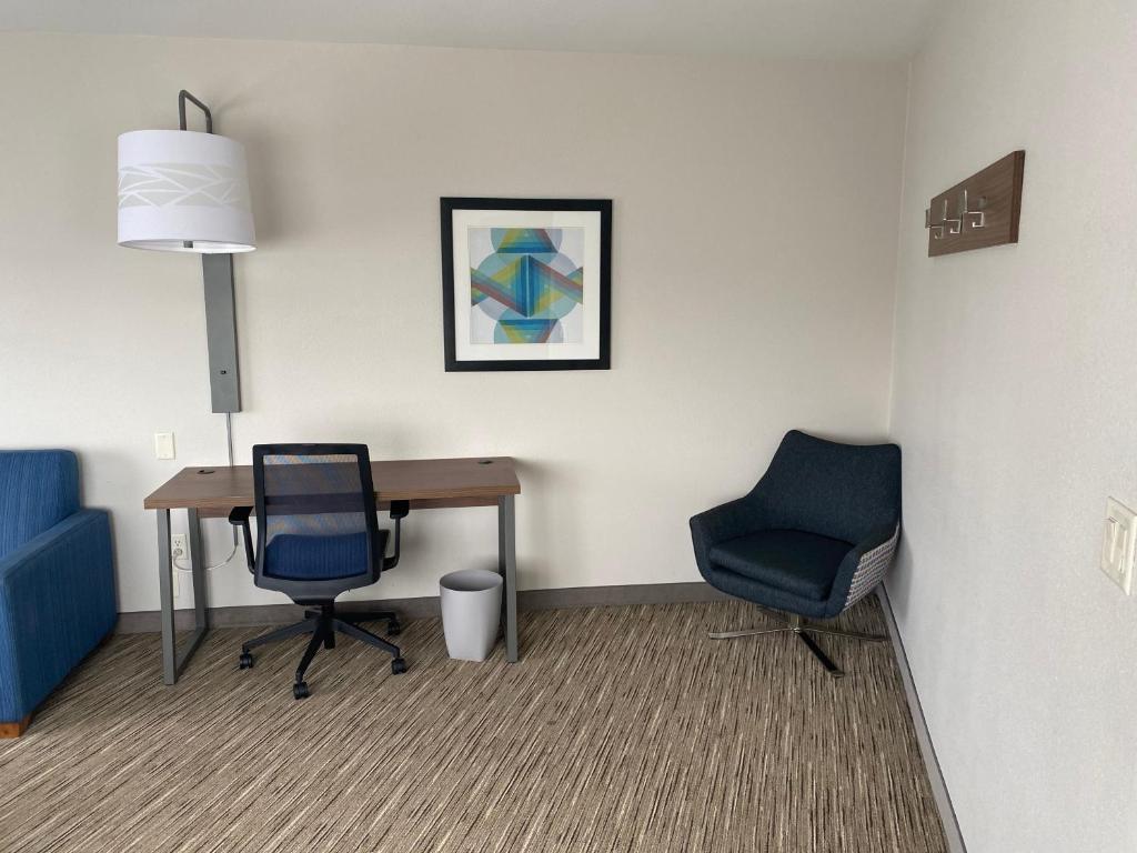 Holiday Inn Express & Suites Albuquerque Historic Old Town, an IHG Hotel - 