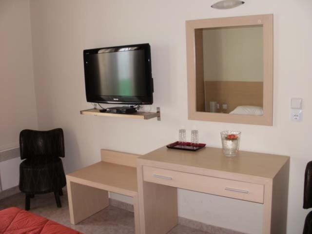 TV a/nebo společenská místnost v ubytování Amfitrion Hotel
