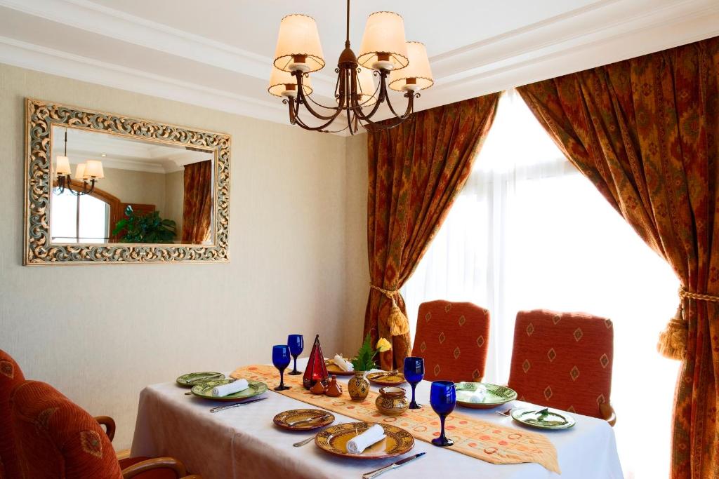 Makanan di atau berdekatan hotel