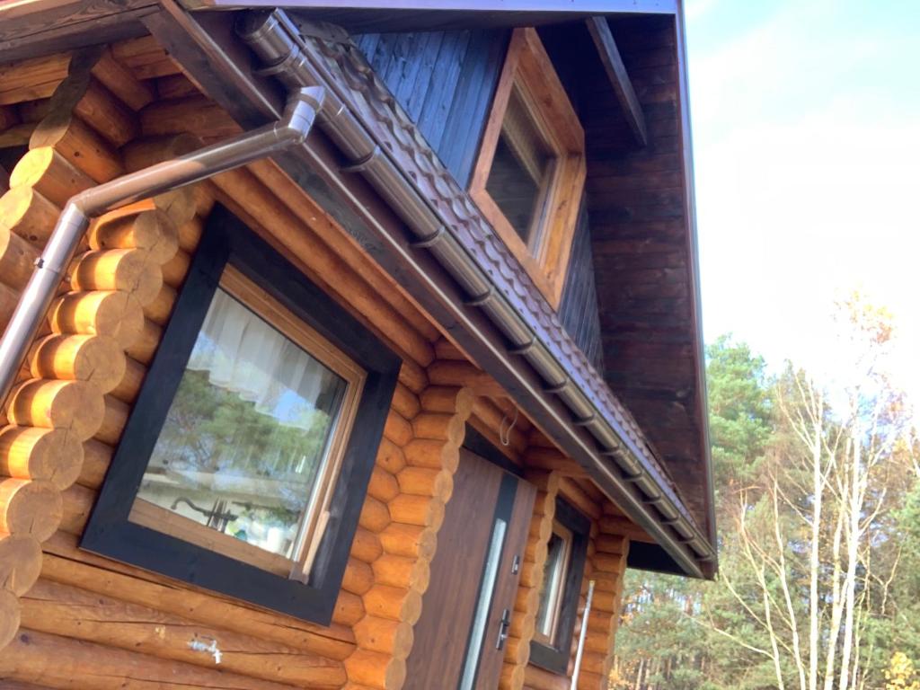 a log cabin with windows on the side of it at Fortuna Łazy in Goniadz