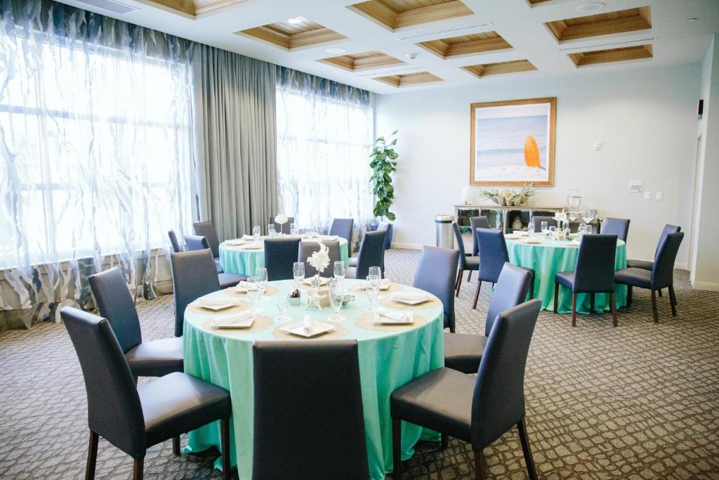 Ein Sitzbereich in der Unterkunft Hotel Indigo Orange Beach - Gulf Shores by IHG