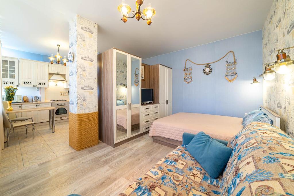 una camera con letto e scrivania e una cucina di Апартаменты "Визит в Сочи" a Sochi